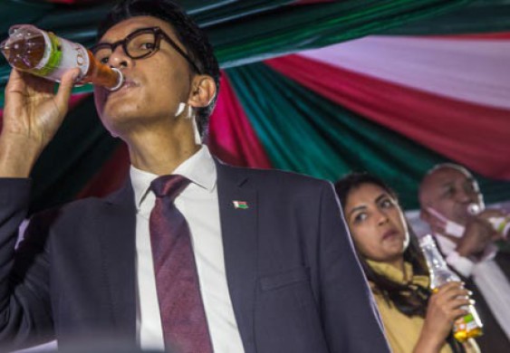 رغم تحذير منظمة الصحة.. مدغشقر تسوّق "علاجاً" عضوياً لكورونا - العربية