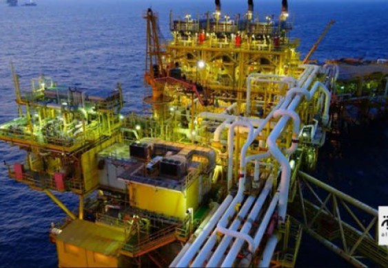 العقود الآجلة للنفط تواصل المكاسب والأميركي يرتفع 5% - العربية