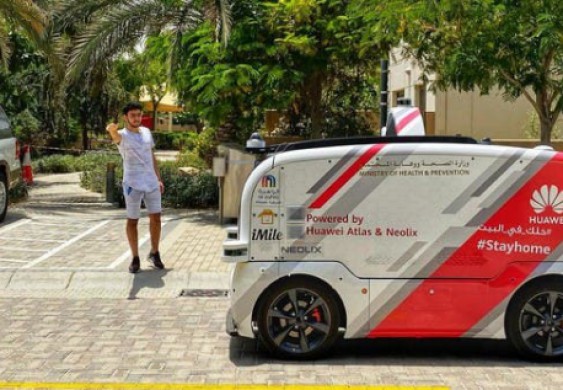 شاهد.. سيارة ذاتية القيادة توزع الكمامات والقفازات بالإمارات - العربية