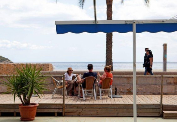 زحام بالشواطئ والحدائق في أوروبا وأمريكا