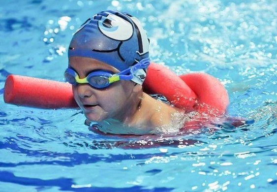 البحر وأحواض السباحة.. هل ينقلان كورونا؟