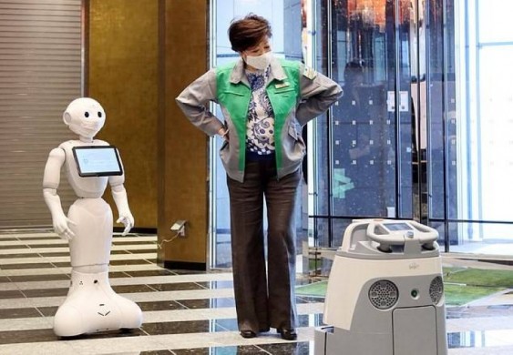 «الروبوت».. ساعد أيمن للإنسان في الحرب على كوفيد-19