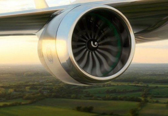 مسافر يلقي عملة معدنية في محرك الطائرة لـ "جلب الحظ"