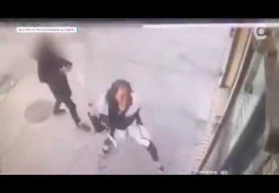 بالفيديو.. سيدة لم تجد وجبتها فحطمت المطعم !