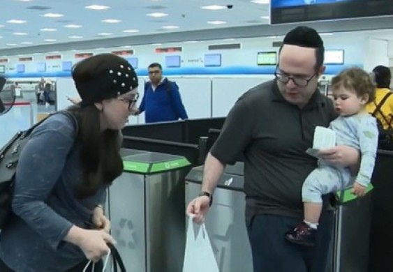 طرد عائلة من رحلة طيران بأمريكا بسبب رائحة أجسادهم