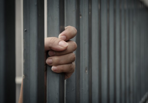 حبس مضيفة طيران سرقت بطاقة ائتمان من حقيبة راكبة