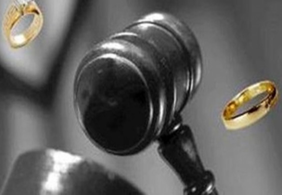 زوجة تطلب "الخلع" بسبب مواعيد الغداء