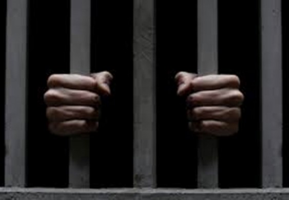 محاكمة رجل صوَّر 200 شخص في "المراحيض"