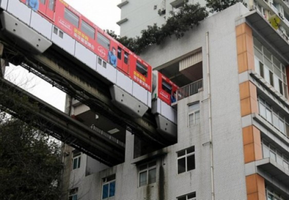 قطار يمرُّ داخل برج سكني 19 طابقًا !