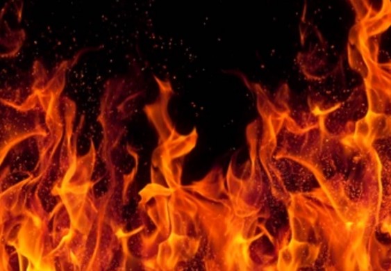 شاب يضرم النار في والدته بعد رفضها إعطاءه مبلغًا ماليًا