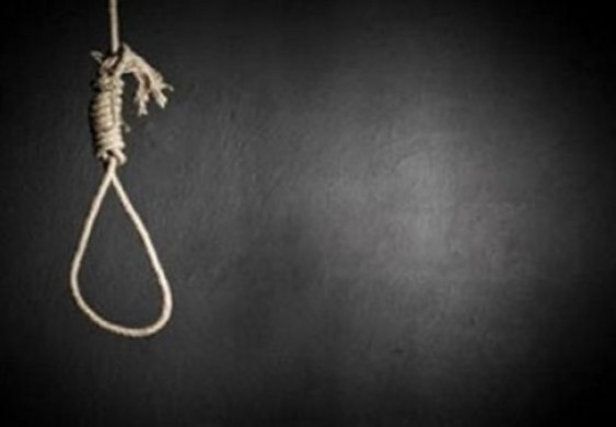 مصرع طفلة شاهدت والدها مشنوقاً في غرفته