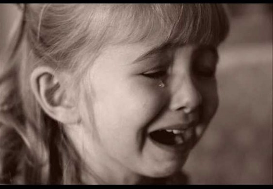 هنا.. قصة طفلة حاولت مساعدة شقيقها الرضيع فقتلته