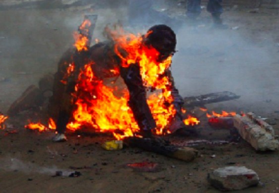 باكستانيون يحرقون لصا إثر ضبطه متلبسا بسرقة بسوق في كراتشي