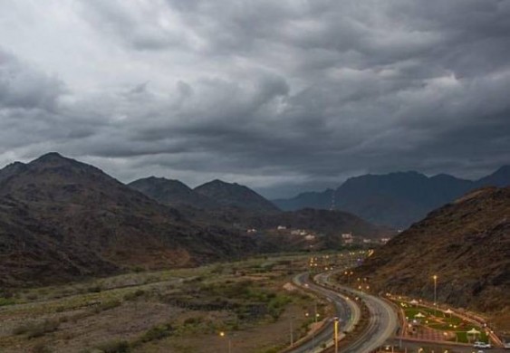 "الأرصاد" تنبّه من هطول أمطار متوسطة إلى غزيرة على منطقة الباحة