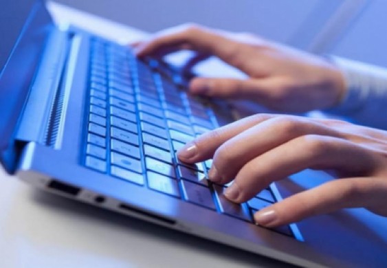 كيف تمنع كاميرات أجهزتك من "التجسس" عليك؟