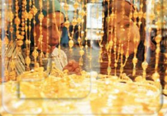 الذهب يصعد مع تراجع الدولار وترقب قرار «المركزي الأمريكي»