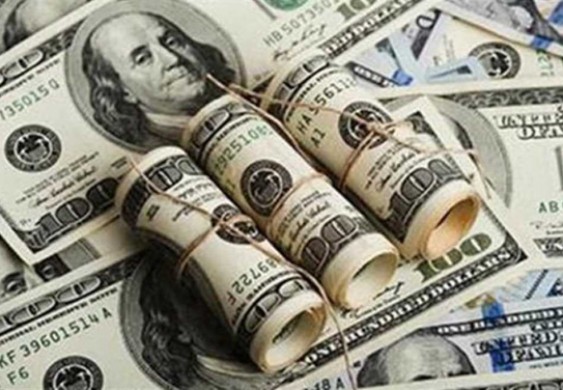 الدولار ينخفض قبيل اجتماع «المركزي الأمريكي» وبيانات الناتج المحلي