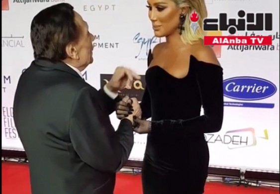 مايا دياب تقبّل يد عادل إمام..والزعيم يُربكها في مهرجان "الجونة"