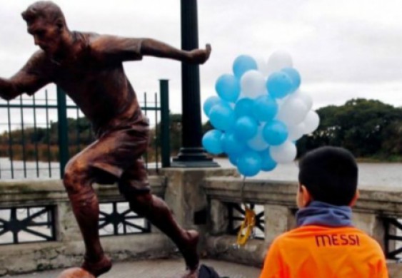 إزاحة الستار عن تمثال ميسي في الأرجنتين وسط مناشدات له بالعودة