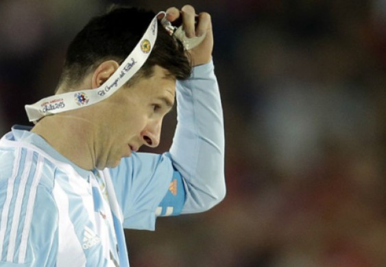 مارادونا يناشد ميسي اعادة النظر في قراره اعتزال اللعب الدولي