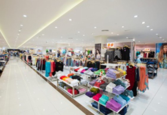 المراكز التجارية في الشارقة تفتح أبوابها للمتسوقين