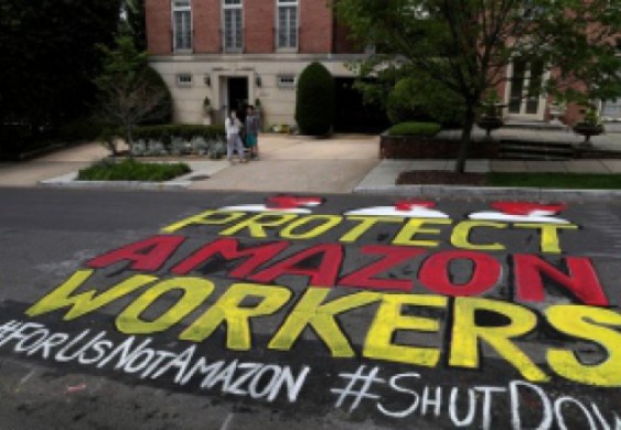 جدارية عملاقة أمام قصر مؤسس أمازون احتجاجا على أوضاع الموظفين في زمن كورونا