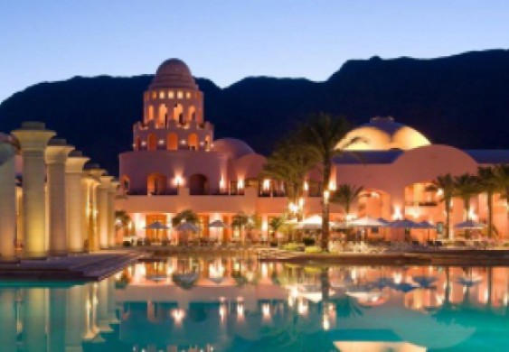 مصر تسمح بإعادة فتح الفنادق أمام السياحة الداخلية