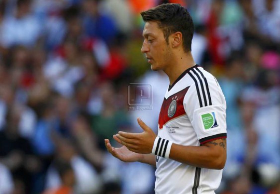 مسعود أوزيل يتبرع لتقديم وجبات إفطار رمضان في تركيا وسوريا