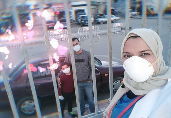 لم تغادر المستشفى منذ شهرين.. مدير «عزل العجمي» تلتقي أسرتها من خلف القضبان