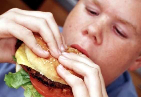 دراسة: اعلانات الوجبات السريعة تجعل الاطفال يشعرون بالجوع