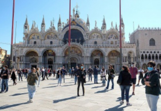 شاهد.. شوارع إيطاليا ومعالمها السياحية تشهد اكتظاظا للمرة الأولى منذ 9 أسابيع بسبب الإغلاق