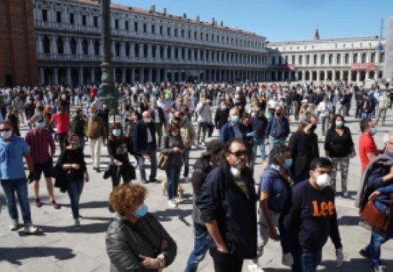 العالم يتنفس خارج الجدران