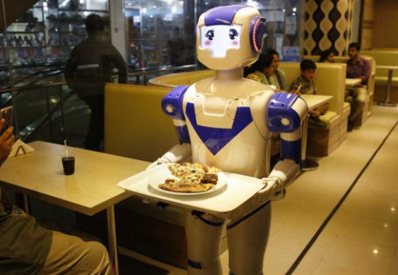 روبوتات تشتري المستلزمات لسكان مدينة إنجليزية في ظل العزل العام