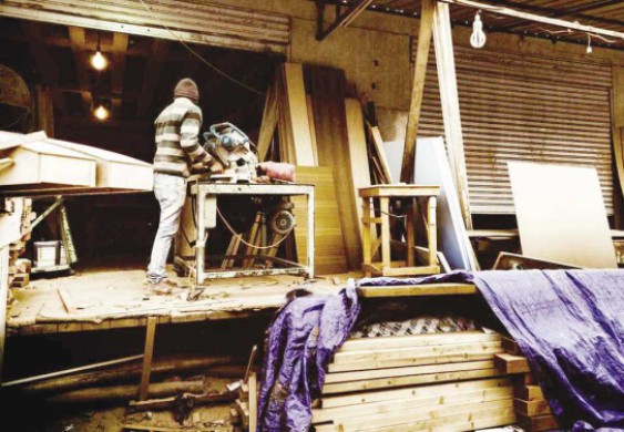 غرفة الأخشاب: انهيار الطلب على صناعات الأثاث محليًا وتوقف العقود التصديرية