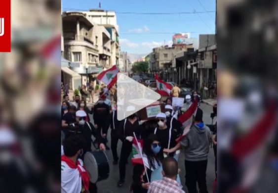 "رقصة التابوت" في جنازة رمزية لليرة اللبنانية بعد انهيار سعر صرفها