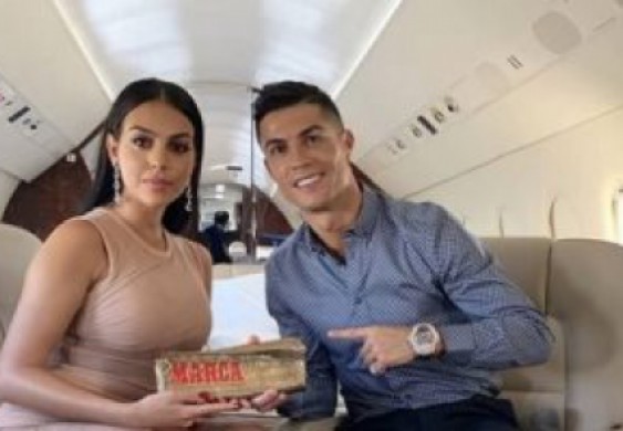 جولة داخل طائرة رونالدو الخاصة بعد عودته إلى تورينو.. صور - اليوم السابع