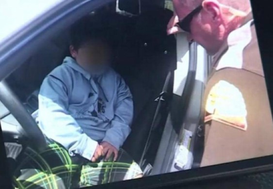 بالفيديو..الشرطة توقف طفلا بالخامسة يقود سيارة على طريق سريع - Sky News Arabia سكاي نيوز عربية