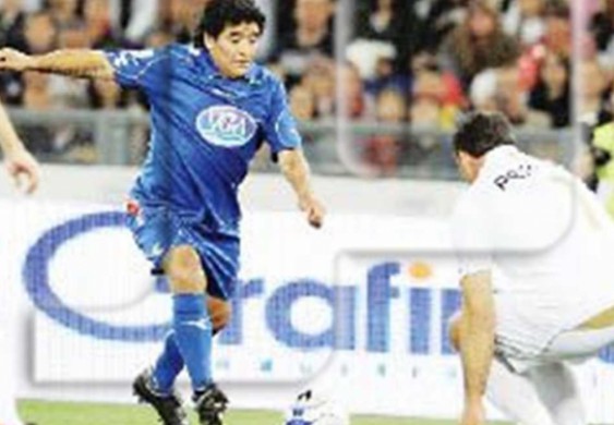 بيع قميص«مارادونا» لمساعدة متضررى كورونا فى نابولى