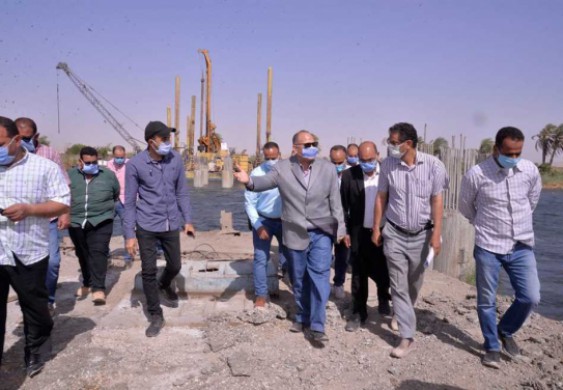 محافظ أسيوط يتابع تنفيذ الإجراءات الوقائية من كورونا للعاملين بمحور ديروط الحر