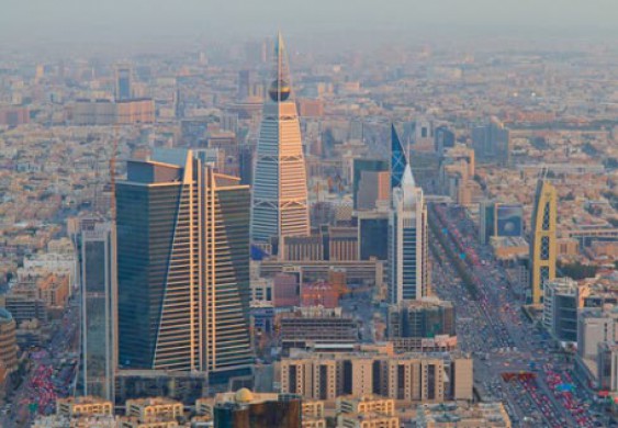 بلومبيرغ: السعودية كسبت معركة النفط واستفادت في السوق - العربية