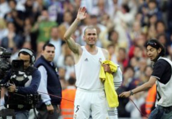 19 عاماً على مباراة زيدان الأخيرة بقميص ريال مدريد.. فيديو وصور - اليوم السابع