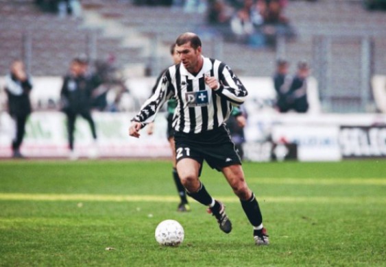 فان دير سار عن زيدان: حين كان الجميع يقودون فيراري.. كان يقود سيارة فيات - As Arabia