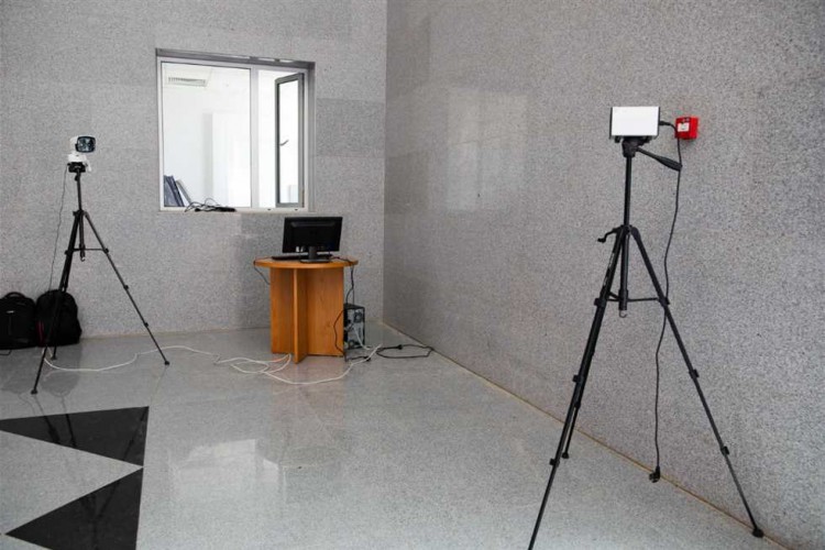 السفارة الصينية تهدي كاميرا حرارية للمنطقة الاقتصادية لمواجهة كورونا