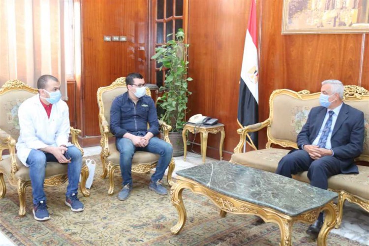 رئيس جامعة المنوفية يلتقىي أطباء معهد الكبد القومي المكلفين للعمل بمستشفيات العزل