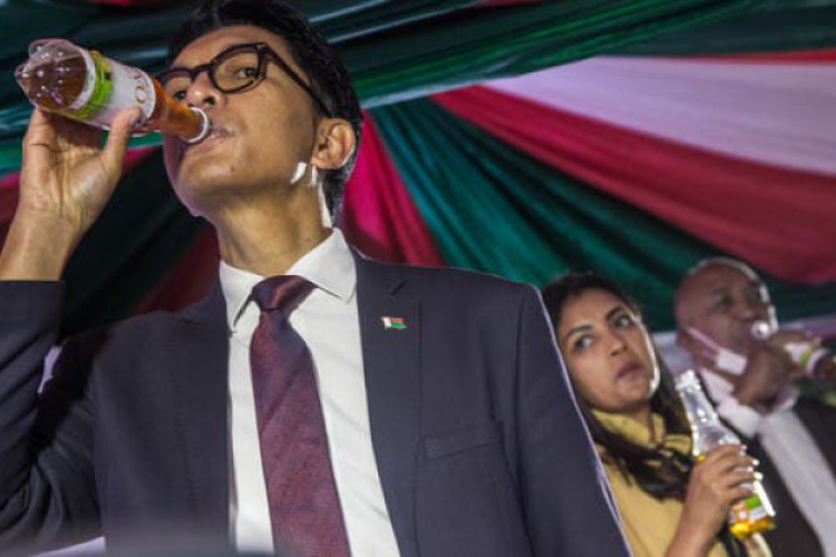 رغم تحذير منظمة الصحة.. مدغشقر تسوّق "علاجاً" عضوياً لكورونا - العربية