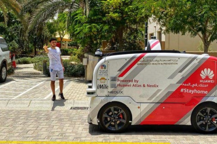 شاهد.. سيارة ذاتية القيادة توزع الكمامات والقفازات بالإمارات - العربية