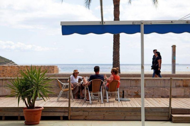 زحام بالشواطئ والحدائق في أوروبا وأمريكا