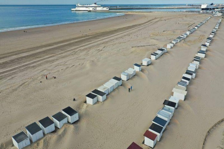 فرنسا تعيد فتح شواطئ الريفيرا بشروط