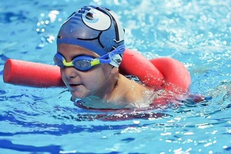 البحر وأحواض السباحة.. هل ينقلان كورونا؟