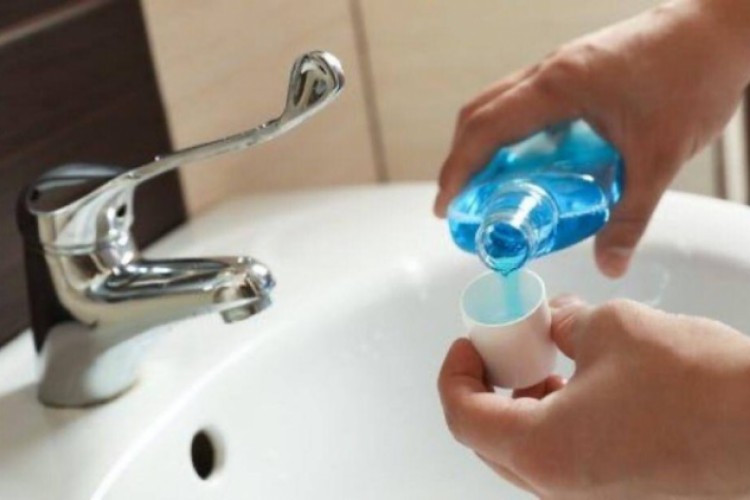 هل يقي غسول الفم من كورونا؟